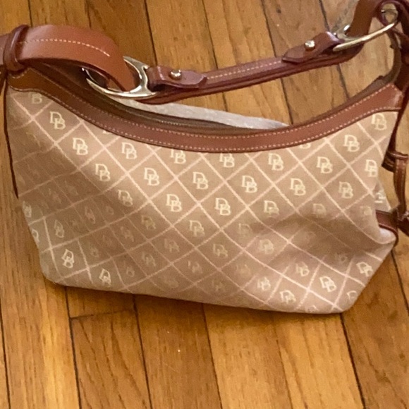 Dooney & Bourke cream and brown canvas hobo bag with leather strap preowned - Picture 3 of 12